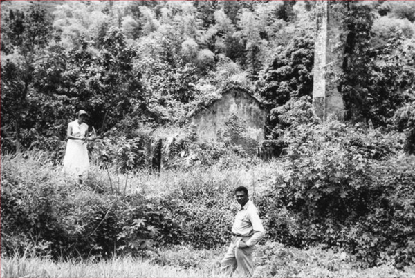 Illustration de l’état de ruine avec Dr Robert Rose-Rosette et sa femme Simone.png