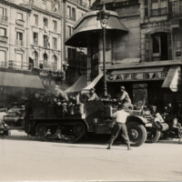 https://pireh.univ-paris1.fr/patrimoine/images/liberation_paris/half_track_2e_db_rue_rivoli.jpg