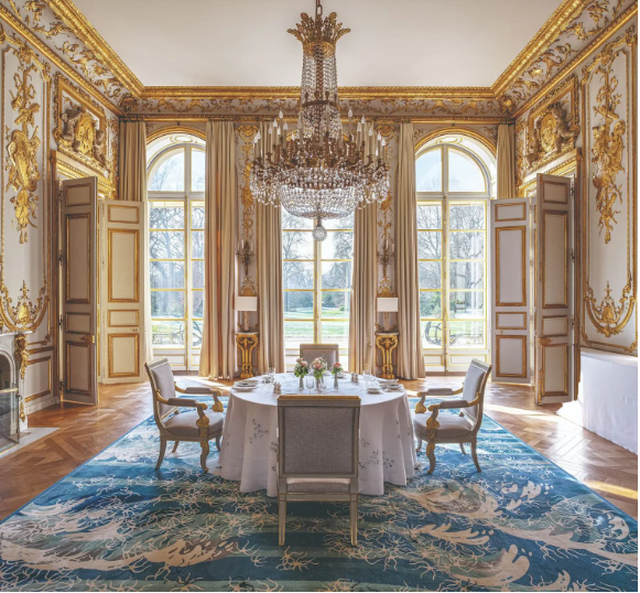 Salon des ambassadeurs du palais de l'Elysée avec le couvert mis