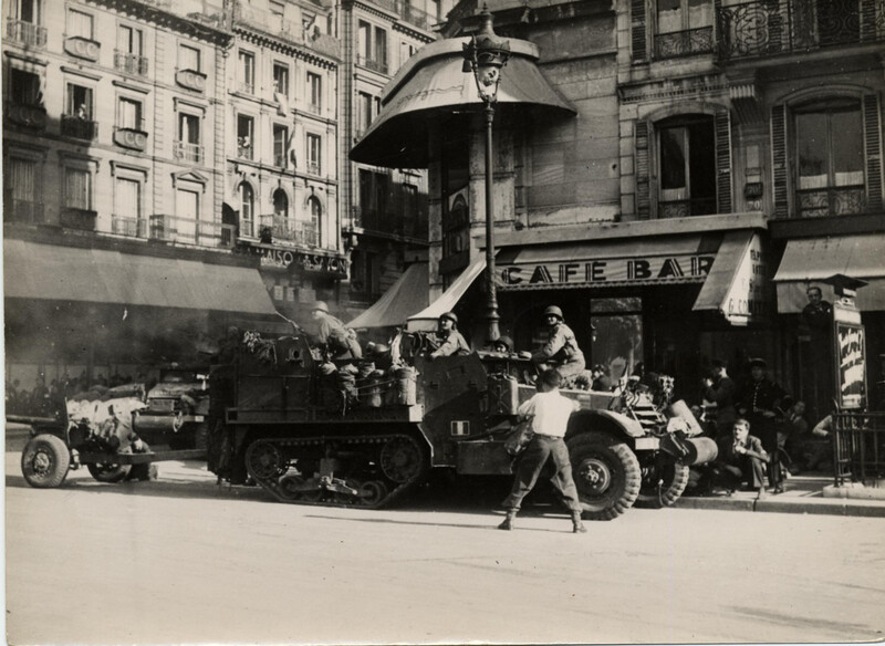 https://pireh.univ-paris1.fr/patrimoine/images/liberation_paris/half_track_2e_db_rue_rivoli.jpg