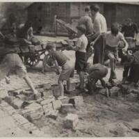 https://pireh.univ-paris1.fr/patrimoine/images/liberation_paris/barricade_construction_enfants.jpg