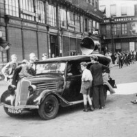 https://pireh.univ-paris1.fr/patrimoine/images/liberation_paris/voiture_annonce_treve.jpg