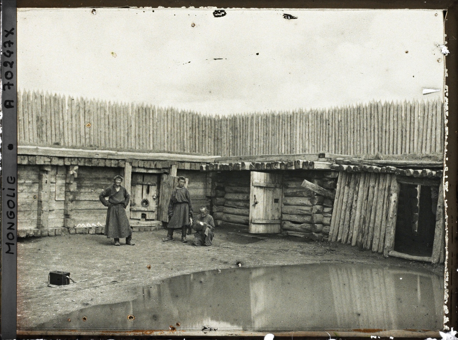 Des gardiens et un détenu à l'intérieur de la prison