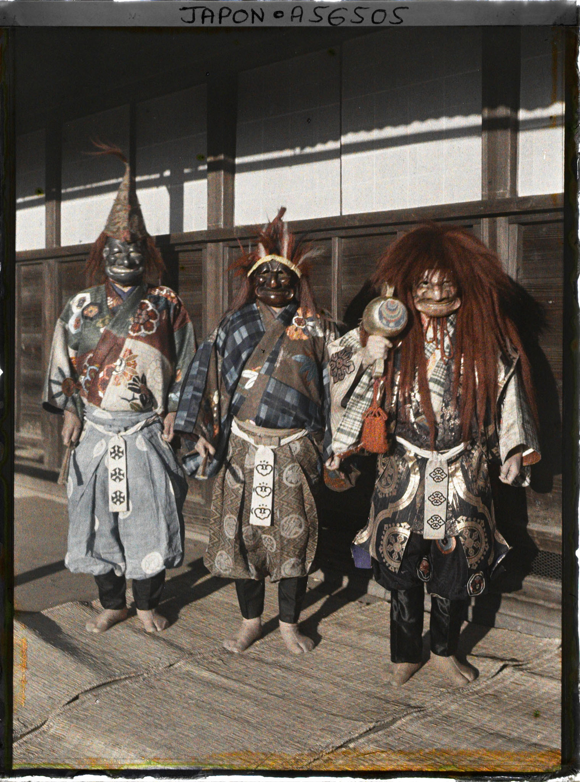 Théâtre Nô, personnages de l'interlude Kyôgen de la pièce Ema