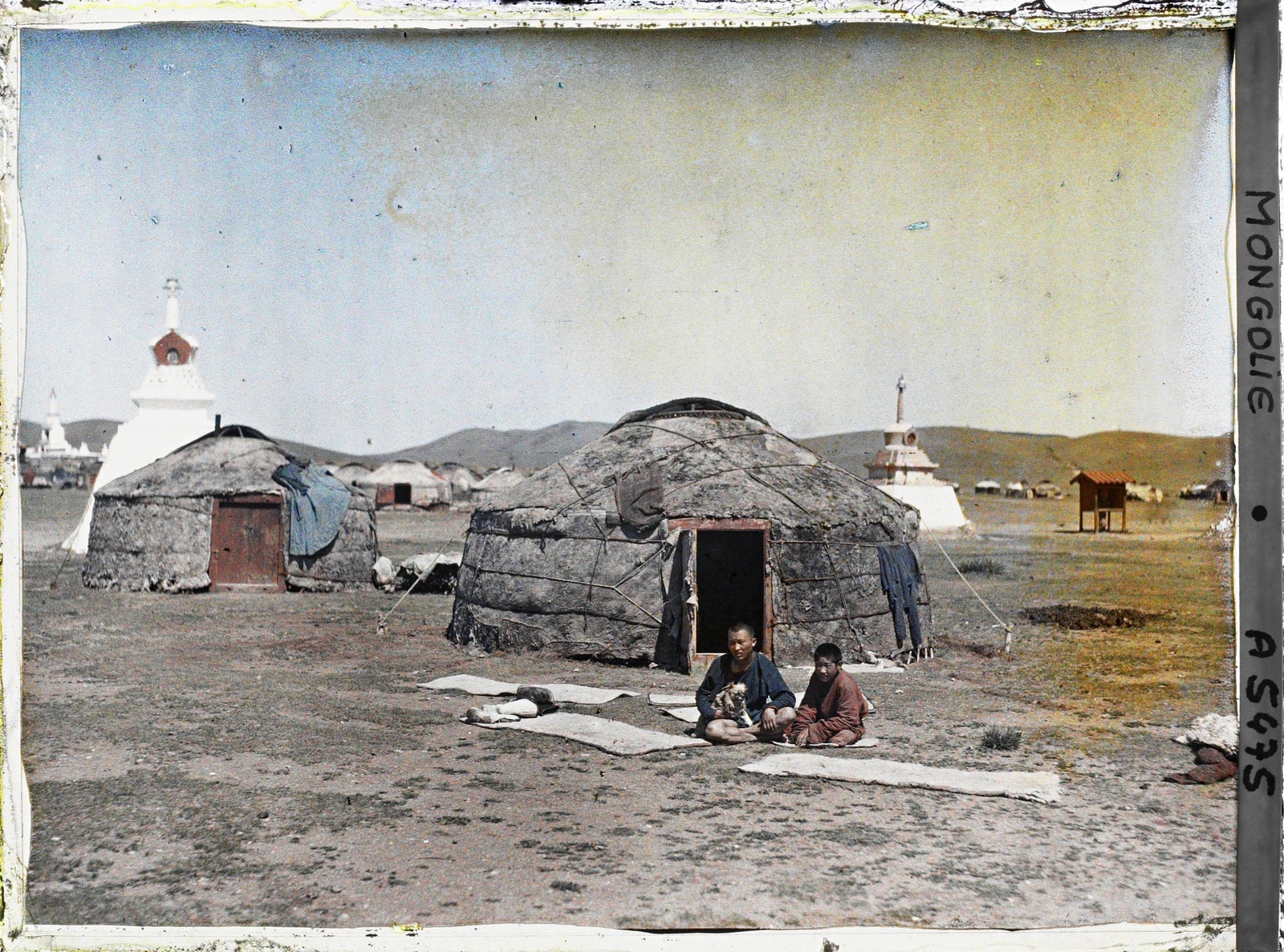 Deux jeunes Mongols assis devant une yourte