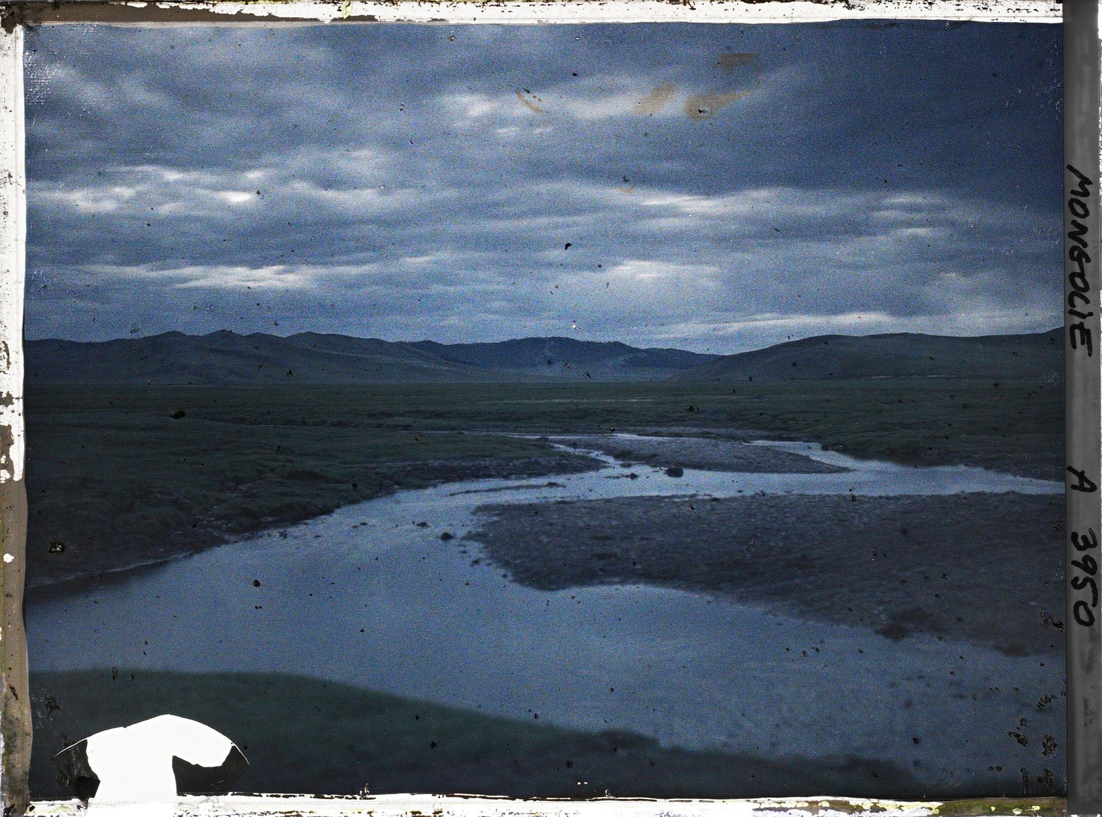 Un cours d'eau dans la steppe