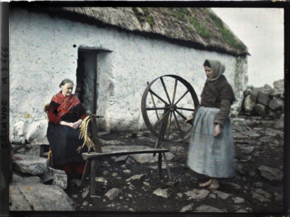 Une fileuse et son rouet primitif