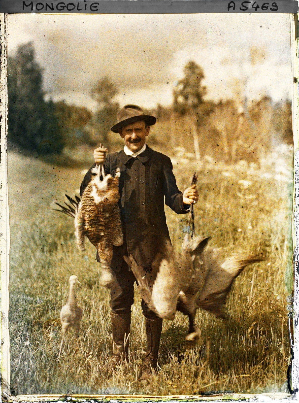 L'opérateur Stéphane Passet présentant le produit de sa chasse