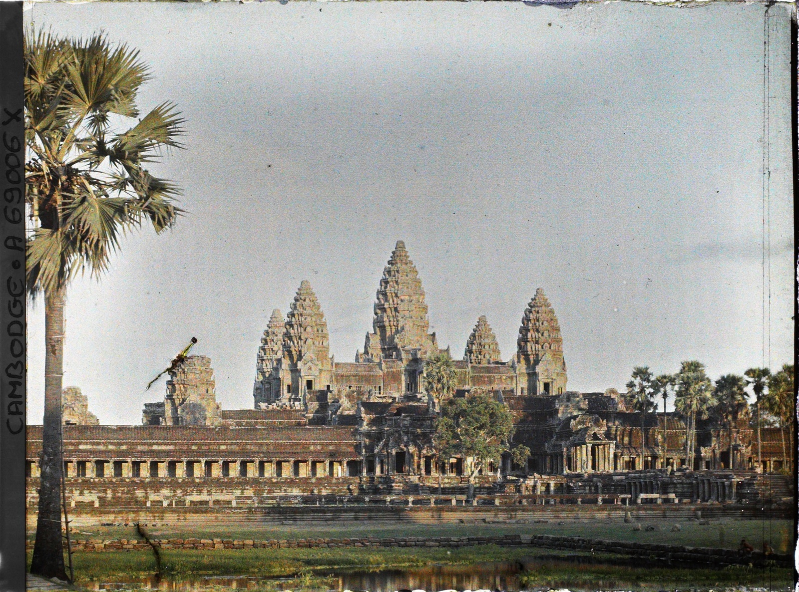 La partie centrale de la pyramide à trois niveaux formant le temple-montagne
