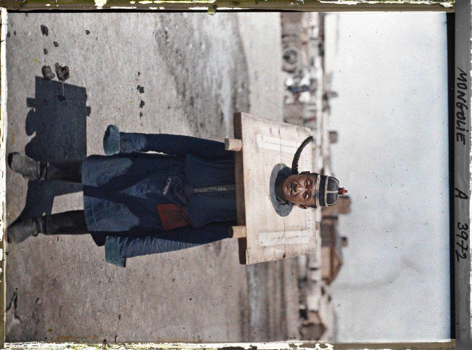 Un condamné (probablement un soldat) à la peine de la cangue ou carcan