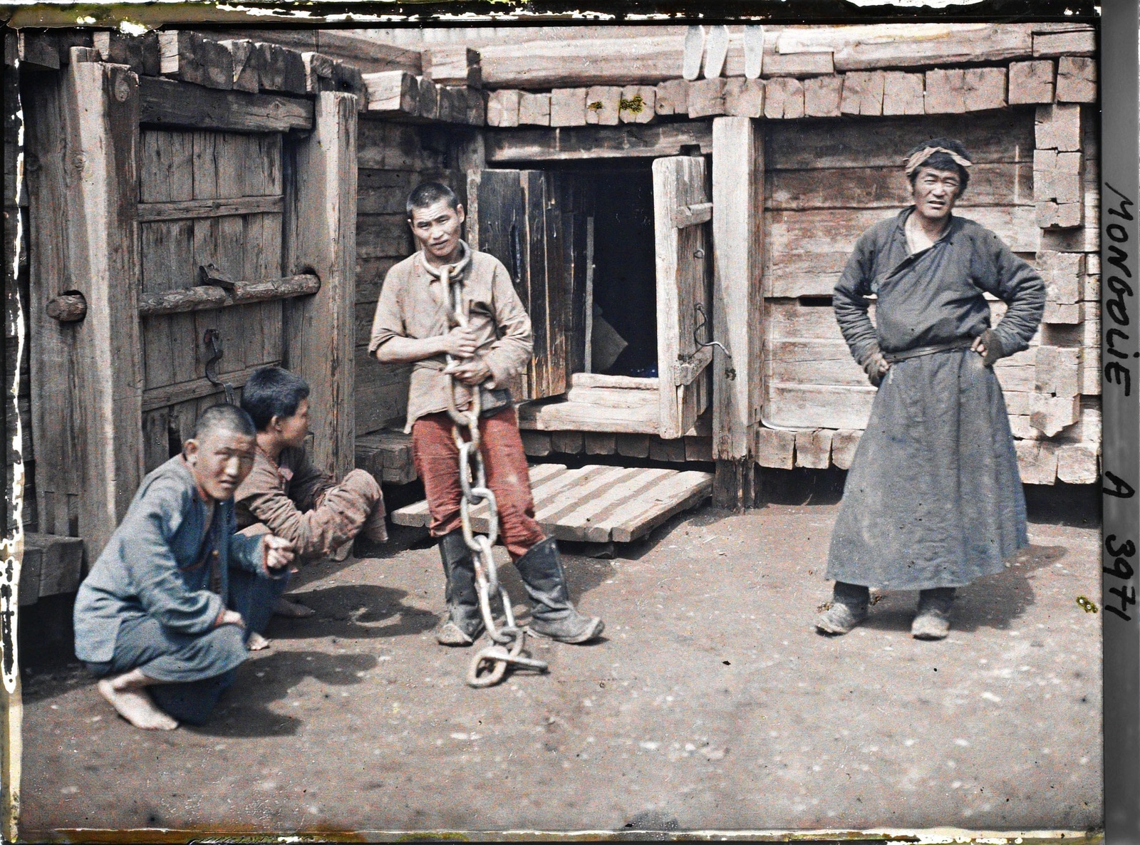 Gardiens et détenus dans la prison