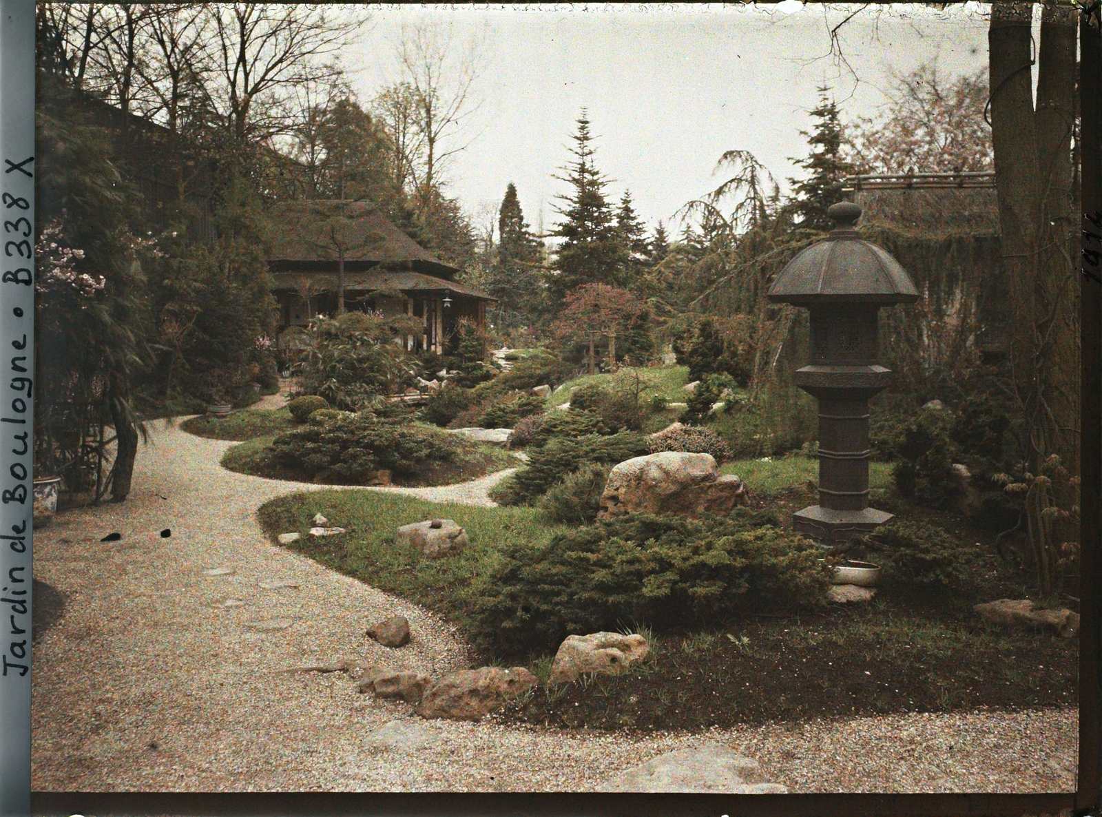 Le "village japonais" vu depuis un croisement d'allées, proche de son entrée côté jardin anglais