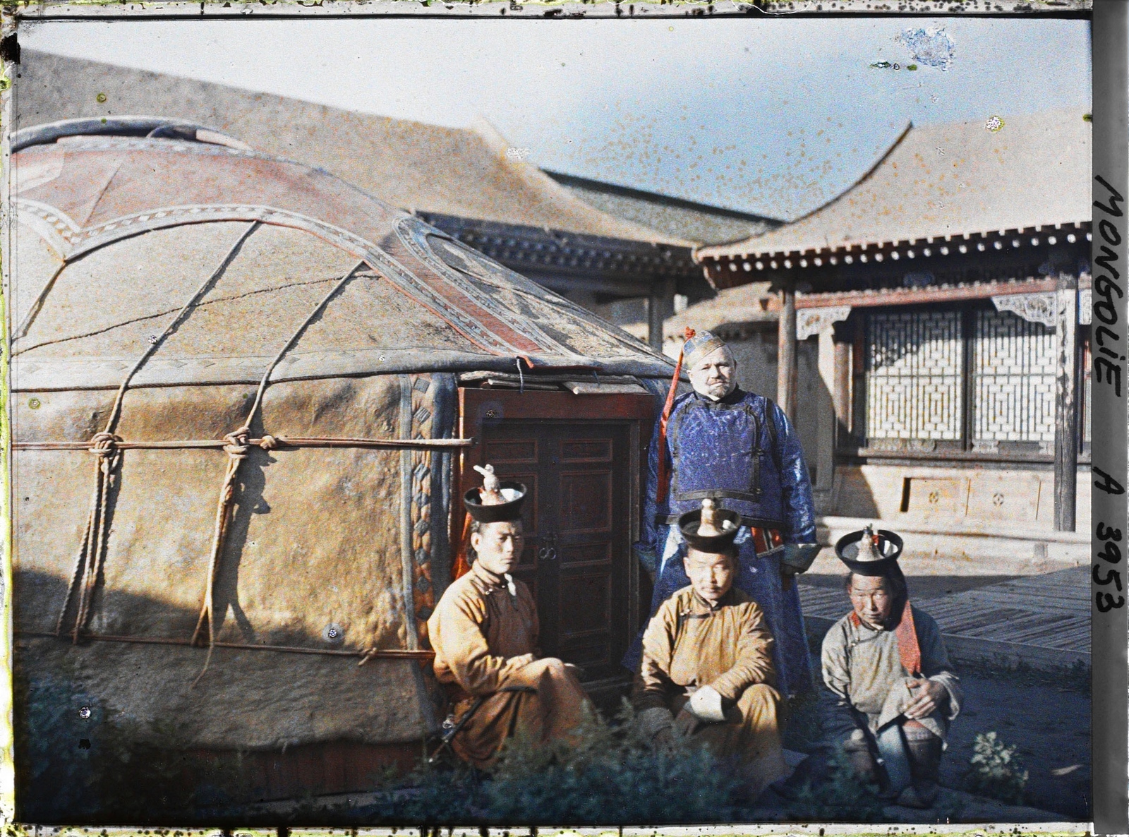 Un occidental vêtu comme un dignitaire comme un dignitaire mongol en compagnie de fonctionnaires de la cour de Bogd Khan