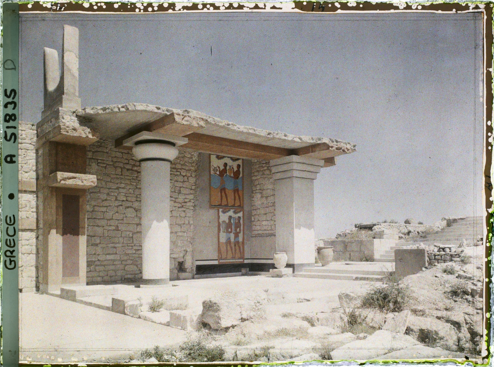 Les Propylées sud du Palais, avec la fresque des porteurs d'offrandes