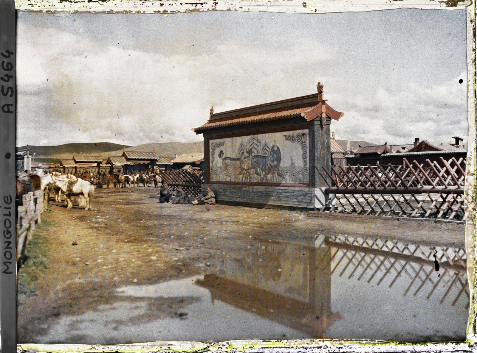 Un mur écran à l'entrée d'un palais ou d'un bâtiment officiel