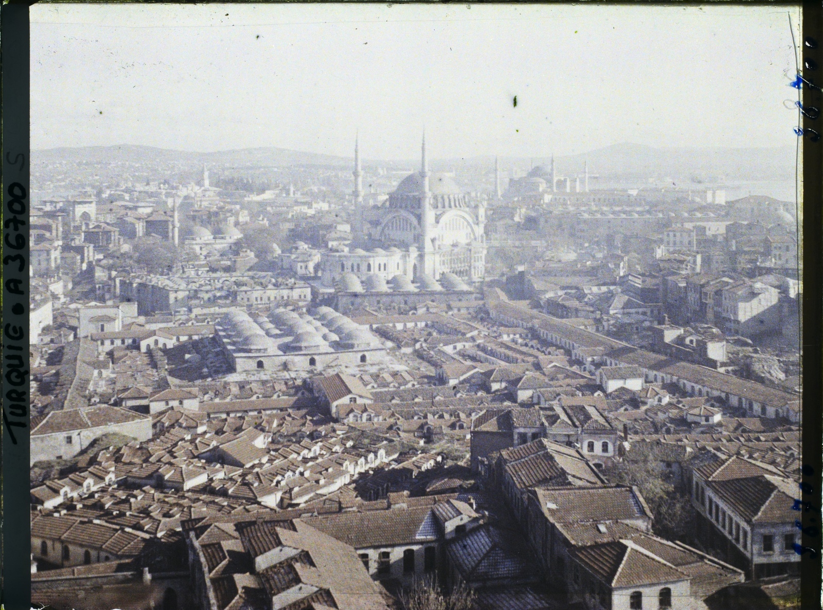 Turquie, Constantinople, Panorama vers Nouri-Osman Djami, Ste Sophie et les toits du Grand Bazar