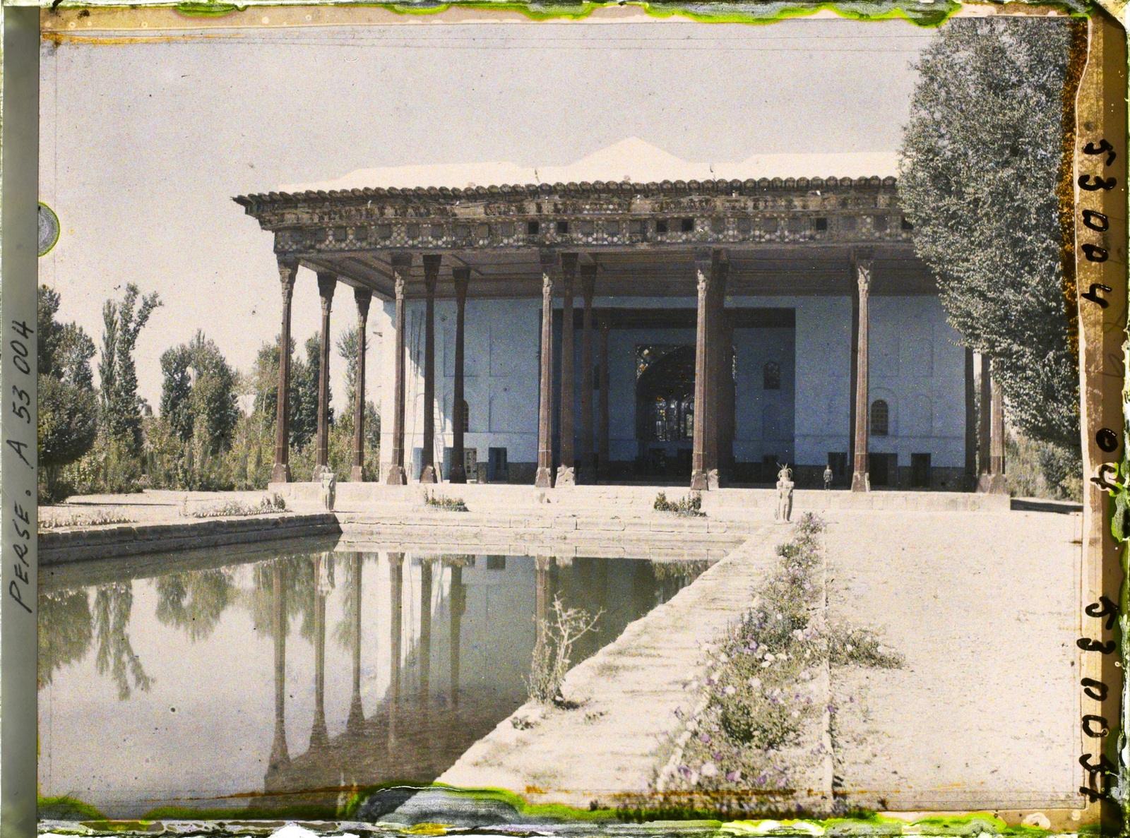 Le Chehel Sotoun (Pavillon des quarante colonnes) (1647) côté bassin