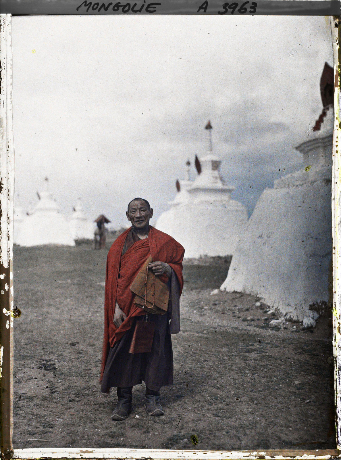 Un lama près de l'alignement de stupa du quartier de Ganda à l'ouest et au nord