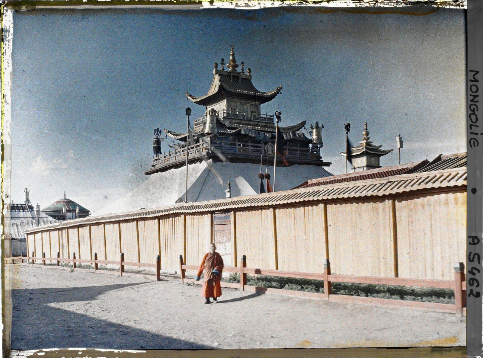L'enceinte ouest du palais Jaune
