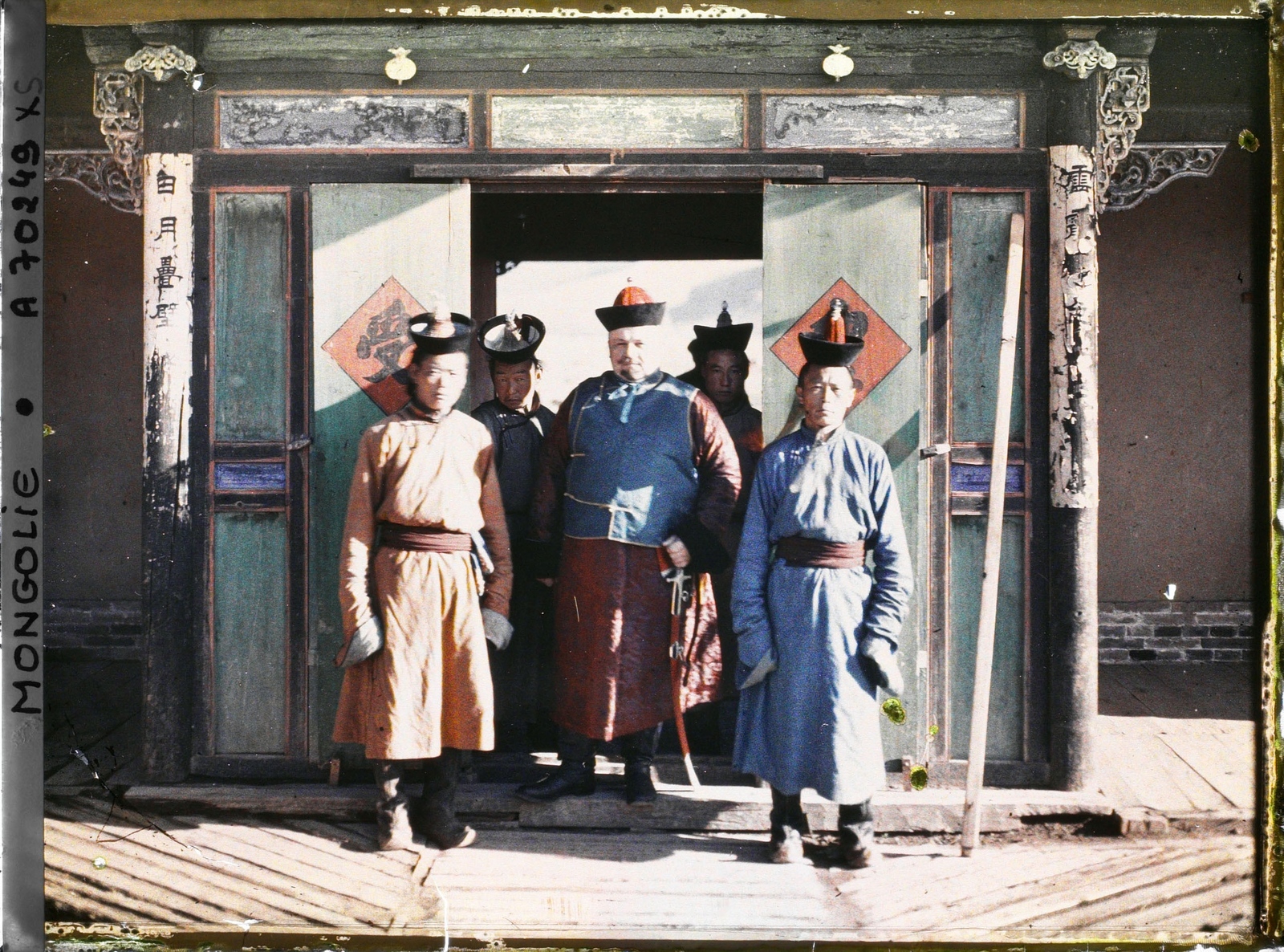 Hermann Consten (?) en compagnie d'officiers ou de fonctionnaires à l'entrée d'un palais