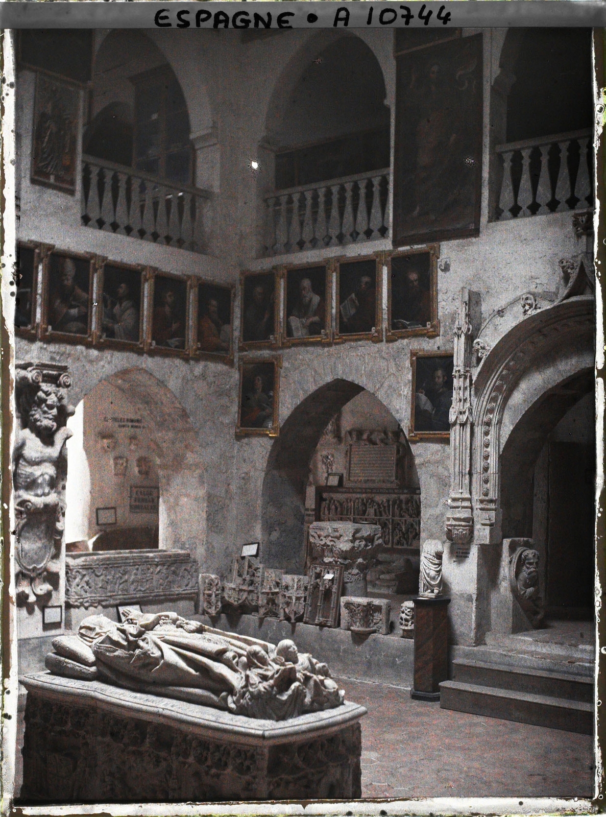 Espagne, Burgos, Musée Archéologique Provincial : vue d'angle de la salle centrale principale du musée avec sépulcre au milieu