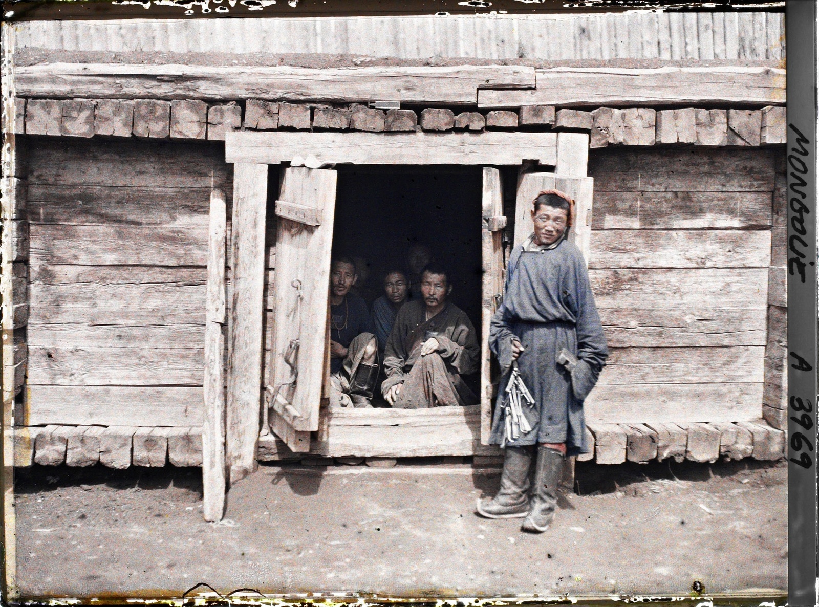 Gardiens et détenus dans la prison