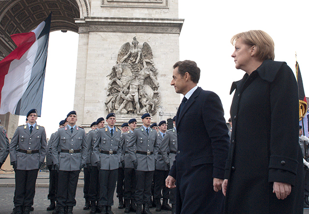 Nicolas Sarkozy et Angela Merkel passent en revue des troupes allemandes à l’occasion de la cérémonie nationale du 11 Novembre 2009.