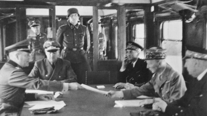 Armistice franco-allemand, signé par Pétain. Le gouvernement s’installe à Vichy.