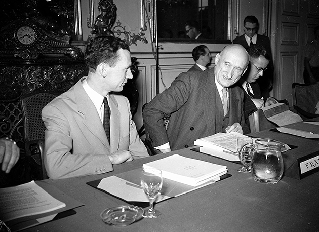 Robert Schuman et Maurice Couve de Murville à la première réunion du Conseil de l’Europe.