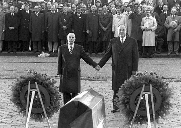 François Mitterrand et Helmut Kohl commémorent ensemble la bataille de Verdun.