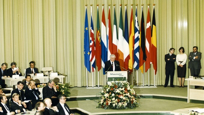 Signature du traité de Maastricht, la CEE devient l’UE